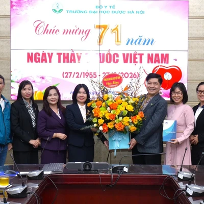 Công đoàn Giáo dục Việt Nam thăm và chúc mừng Công đoàn Trường Đại học Dược Hà Nội nhân Ngày Thầy thuốc Việt Nam 27/2